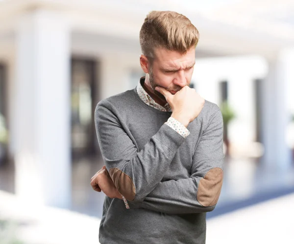 Blonder Mann mit besorgtem Gesichtsausdruck — Stockfoto