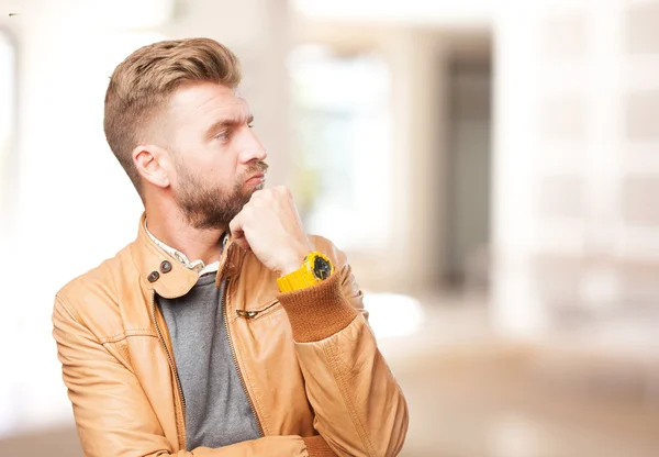 Blond man med arga uttryck — Stockfoto