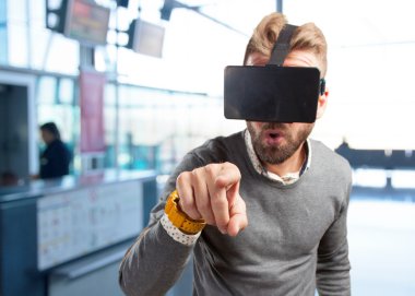 sanal gözlüklü sarışın adam