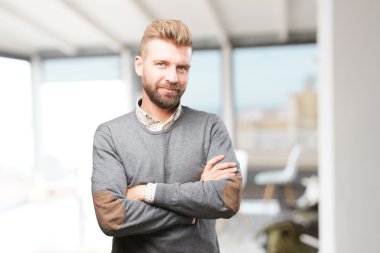 sarışın adam mutlu ifade ile