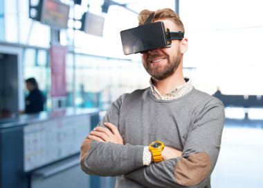 sanal gözlüklü sarışın adam