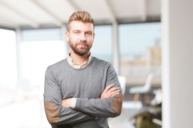 sarışın adam mutlu ifade ile