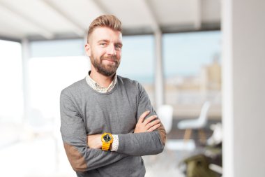 sarışın adam mutlu ifade ile