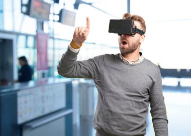 sanal gözlüklü sarışın adam