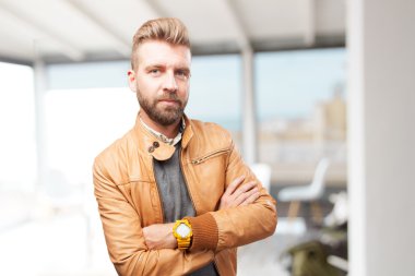 sarışın adam mutlu ifade ile