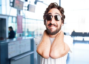 komik ifade ile genç adam