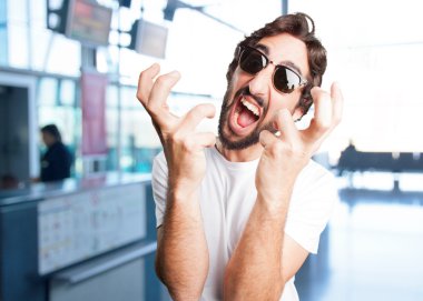 komik ifade ile genç adam