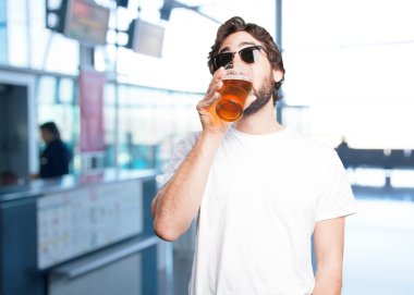 alkol içki ile genç adam