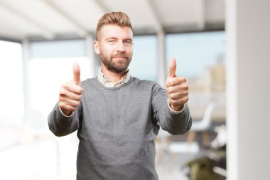 sarışın adam mutlu ifade ile