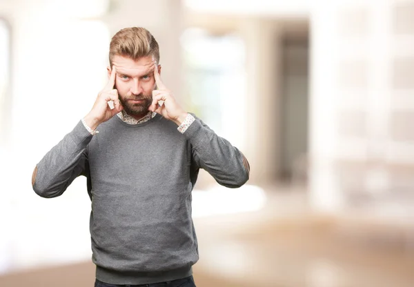 Homem loiro com expressão irritada — Fotografia de Stock