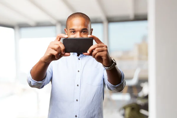 Μαύρο επιχειρηματίας χρησιμοποιώντας το κινητό τηλέφωνο — Φωτογραφία Αρχείου