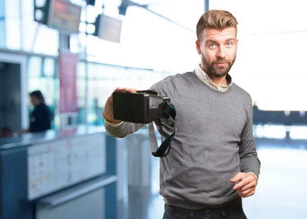 Homem loiro com óculos virtuais — Fotografia de Stock