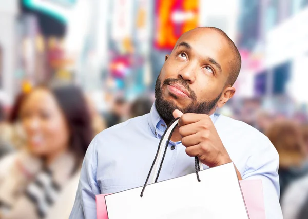 Homem preto com sacos de compras — Fotografia de Stock