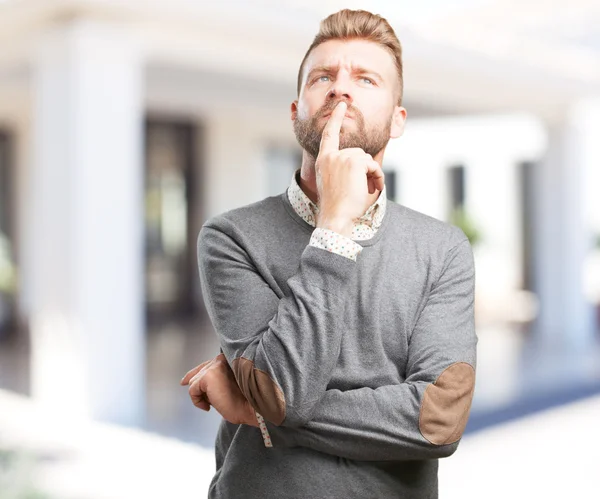 Schwarzer Mann mit besorgtem Gesichtsausdruck — Stockfoto