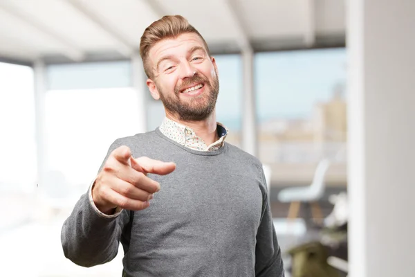 Blond man med glad uttryck — Stockfoto