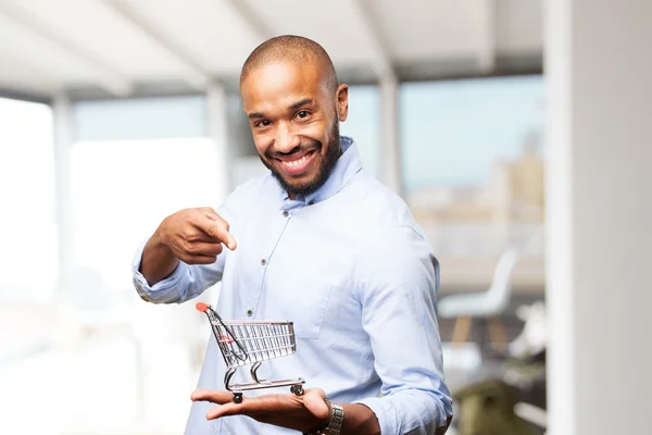 Hombre negro con carrito de compras — Foto de Stock