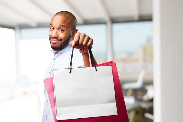 Homem preto com sacos de compras — Fotografia de Stock