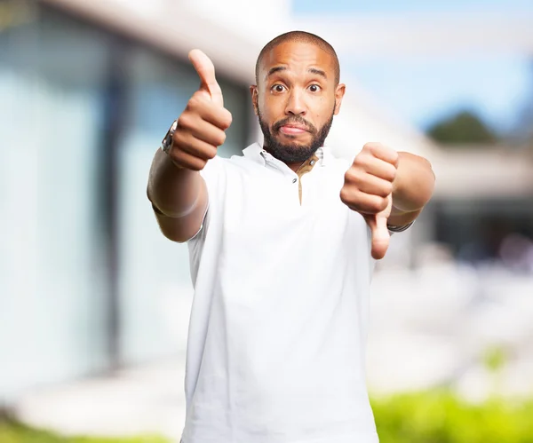 Hombre negro con expresión preocupada — Foto de Stock