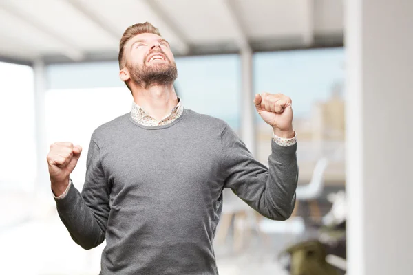 Homem loiro com expressão feliz — Fotografia de Stock