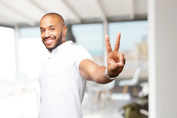 Junger Mann mit glücklichem Gesichtsausdruck — Stockfoto