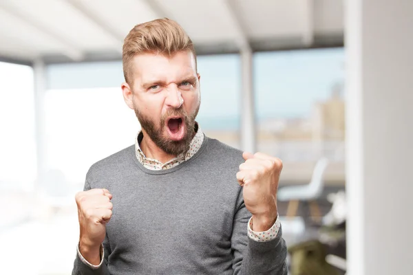 Blonder Mann mit glücklichem Gesichtsausdruck — Stockfoto