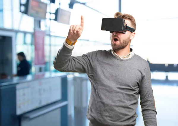 sanal gözlüklü sarışın adam