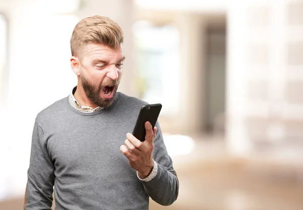 Blonďatý muž pomocí mobilního telefonu — Stock fotografie