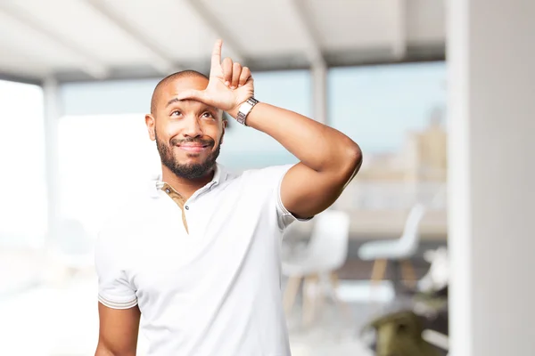 Junger Mann mit glücklichem Gesichtsausdruck — Stockfoto