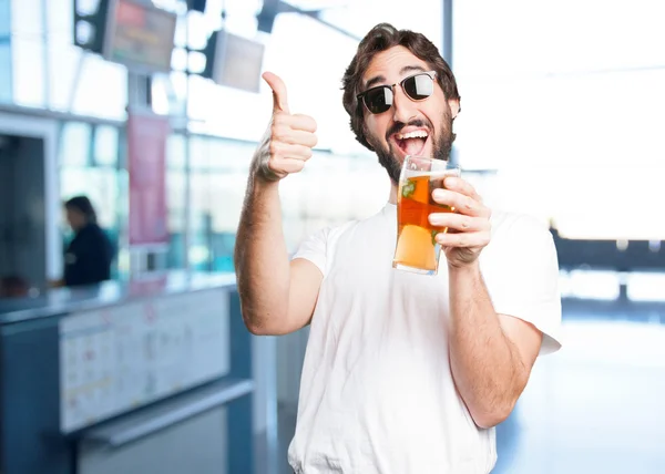Молодой человек с алкогольным напитком — стоковое фото