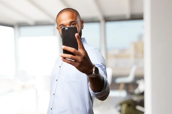 Negro hombre de negocios utilizando el teléfono móvil — Foto de Stock