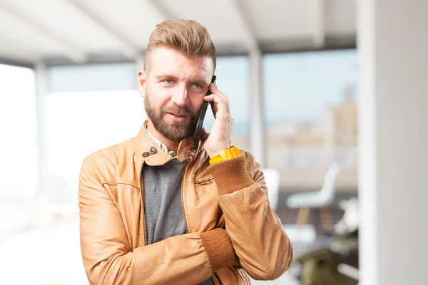 Uomo biondo che parla sul cellulare — Foto Stock