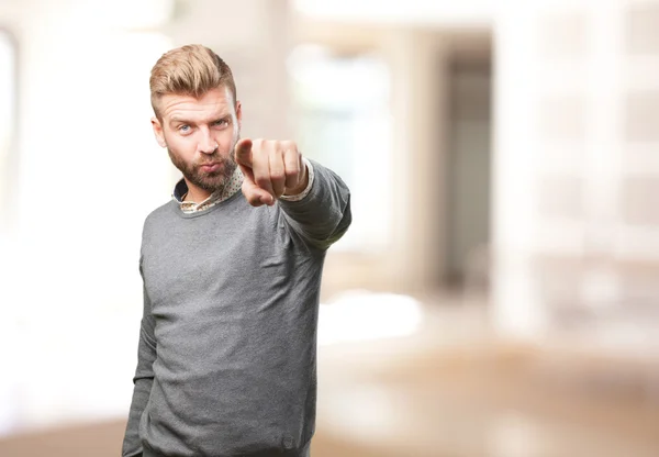 Blonder Mann mit wütender Miene — Stockfoto