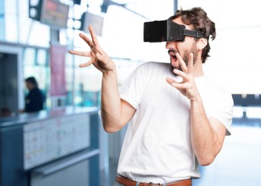 sanal gözlüklü deli adam