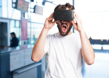 sanal gözlüklü deli adam