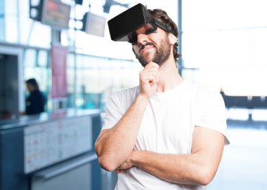 sanal gözlüklü deli adam