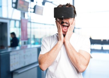 sanal gözlüklü deli adam