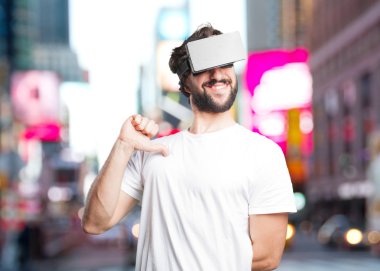 sanal gözlüklü deli adam