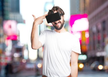 sanal gözlüklü deli adam