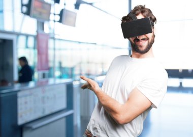 sanal gözlüklü deli adam