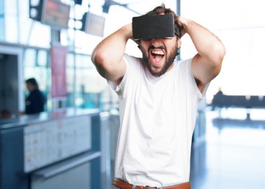 sanal gözlüklü deli adam