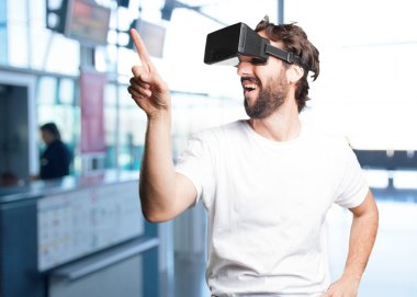 sanal gözlüklü deli adam