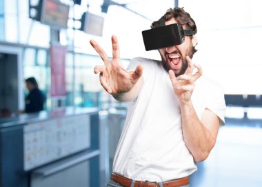 sanal gözlüklü deli adam