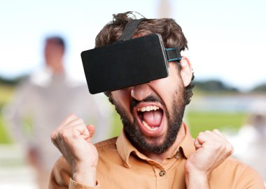 sanal gözlüklü deli adam