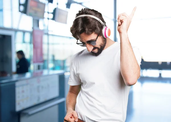 Galen man listenig musik i hörlurar — Stockfoto