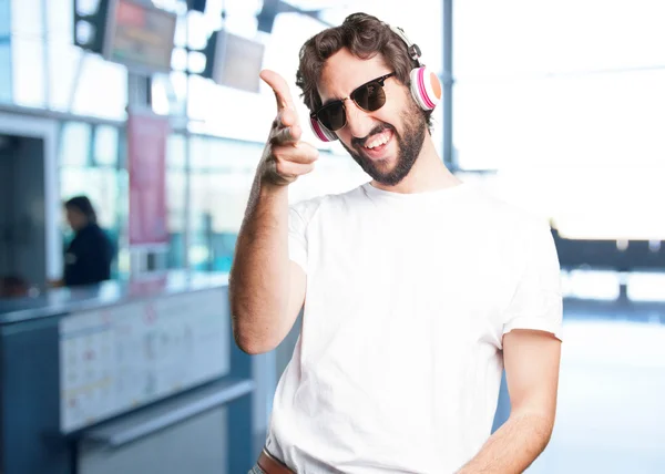 Loco hombre escuchar música en los auriculares —  Fotos de Stock