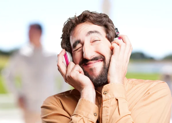 Louco homem listenig música em fones de ouvido — Fotografia de Stock