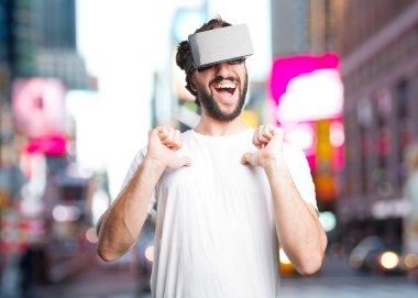 sanal gözlüklü deli adam