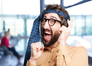 deli adam komik ifade ile dans