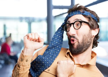 deli adam komik ifade ile dans