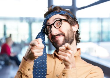 deli adam komik ifade ile dans